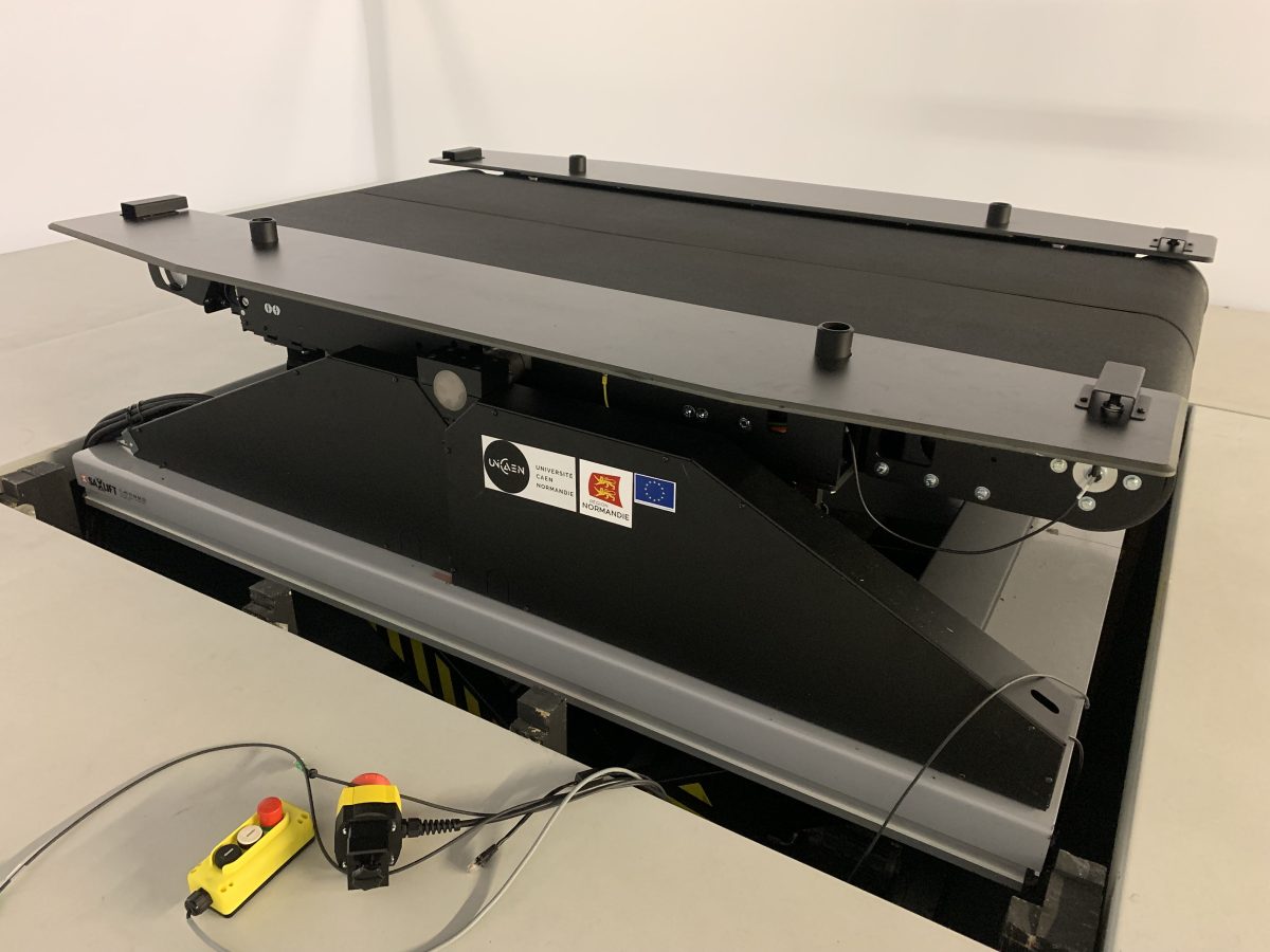 Nouveau tapis M-Gait en position sur élevée hors de la fosse.