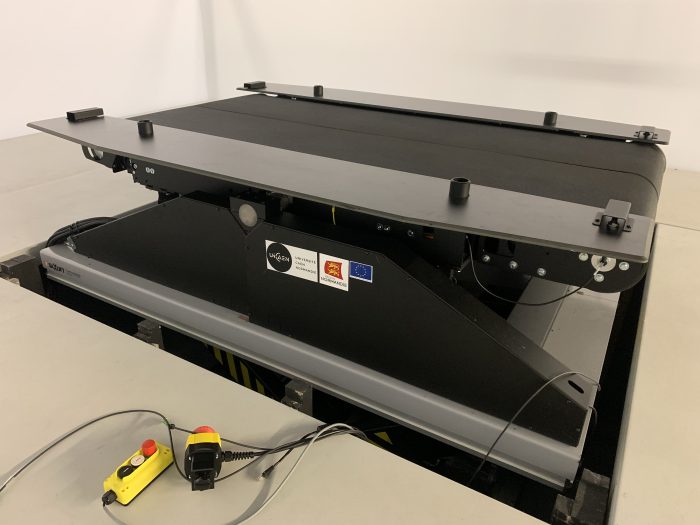 Nouveau tapis M-Gait en position sur élevée hors de la fosse.